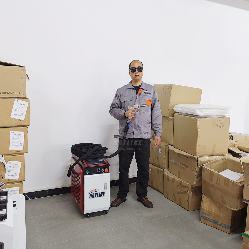 Nuova Mini Saldatrice Laser a  - Fiber Laser Welding Machine 1500W recensione e prezzo