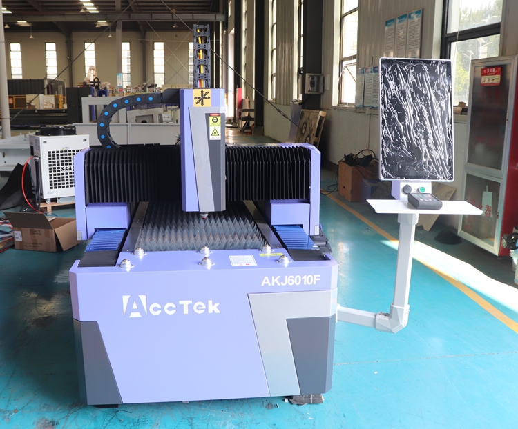 Macchina Tagliatrice Laser a F - Fiber Laser Cutter 1500W Metal recensione e prezzo